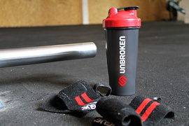 Shaker BlenderBottle x UNBROKEN 820 ml czarno - czerwony