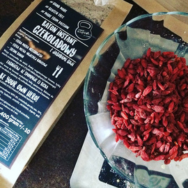 Baton instant czekoladowy z jagodami goi 400g