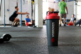 Shaker BlenderBottle x UNBROKEN 820 ml czarno - czerwony